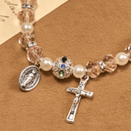 Pulsera elástica de cristal transparente moderno con crucifijo y medalla milagrosa: una declaración de fe contemporánea