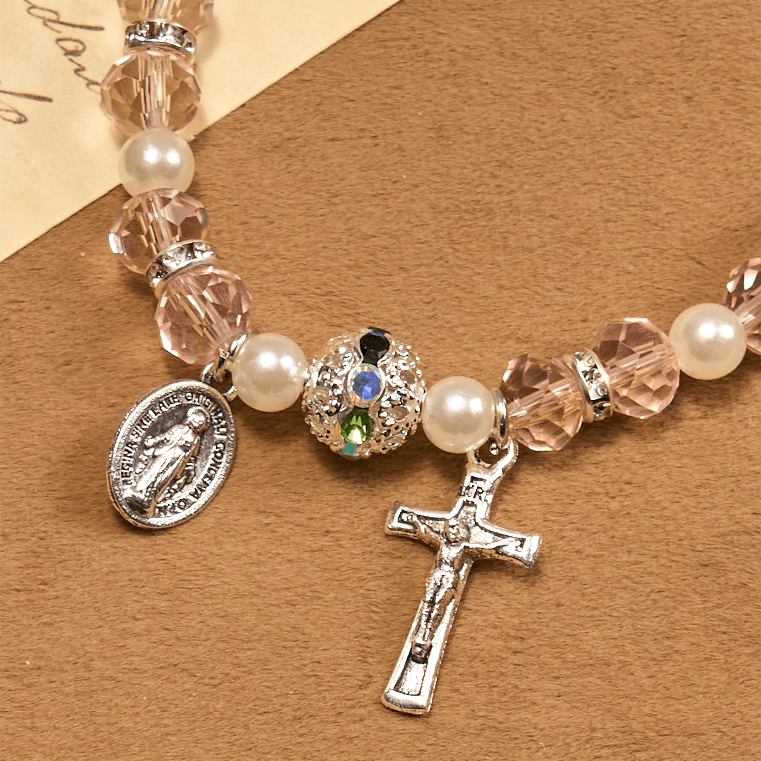 Pulsera elástica de cristal transparente moderno con crucifijo y medalla milagrosa: una declaración de fe contemporánea