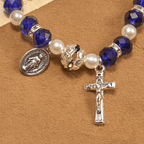 Pulsera elástica de cristal transparente moderno con crucifijo y medalla milagrosa: una declaración de fe contemporánea