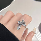 Anillo moderno de 2 colores con cruz y corona real: Atrevida fusión de fe y realeza