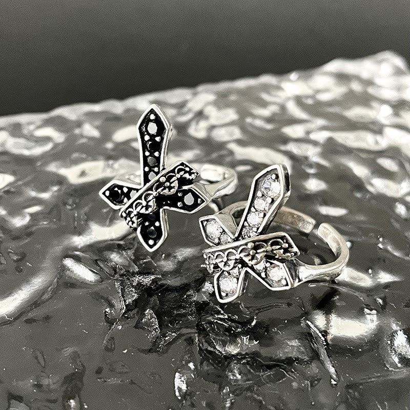 Anillo moderno de 2 colores con cruz y corona real: Atrevida fusión de fe y realeza