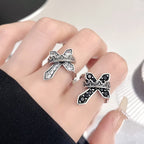 Anillo moderno de 2 colores con cruz y corona real: Atrevida fusión de fe y realeza