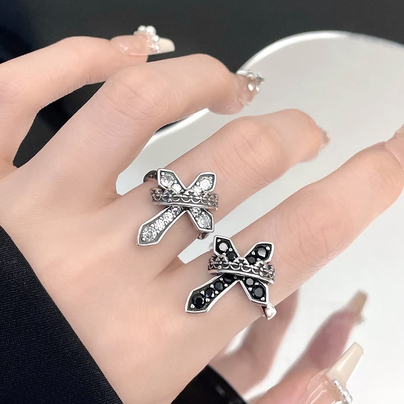 Anillo moderno de 2 colores con cruz y corona real: Atrevida fusión de fe y realeza