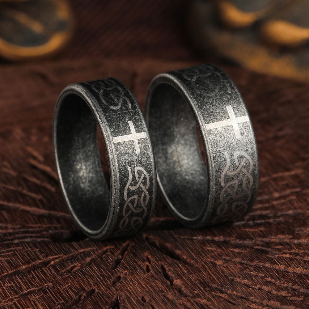 Bague artisanale en argent 925 vieilli avec nœud et croix celtiques : expression d'une identité fidèle