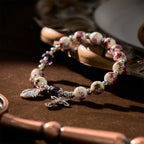 Bracelet élastique en céramique à fleurs multicolores avec médaille miraculeuse et crucifix : Élégance discrète de la foi