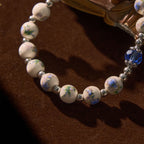 Bracelet élastique en céramique à fleurs multicolores avec médaille miraculeuse et crucifix : Élégance discrète de la foi