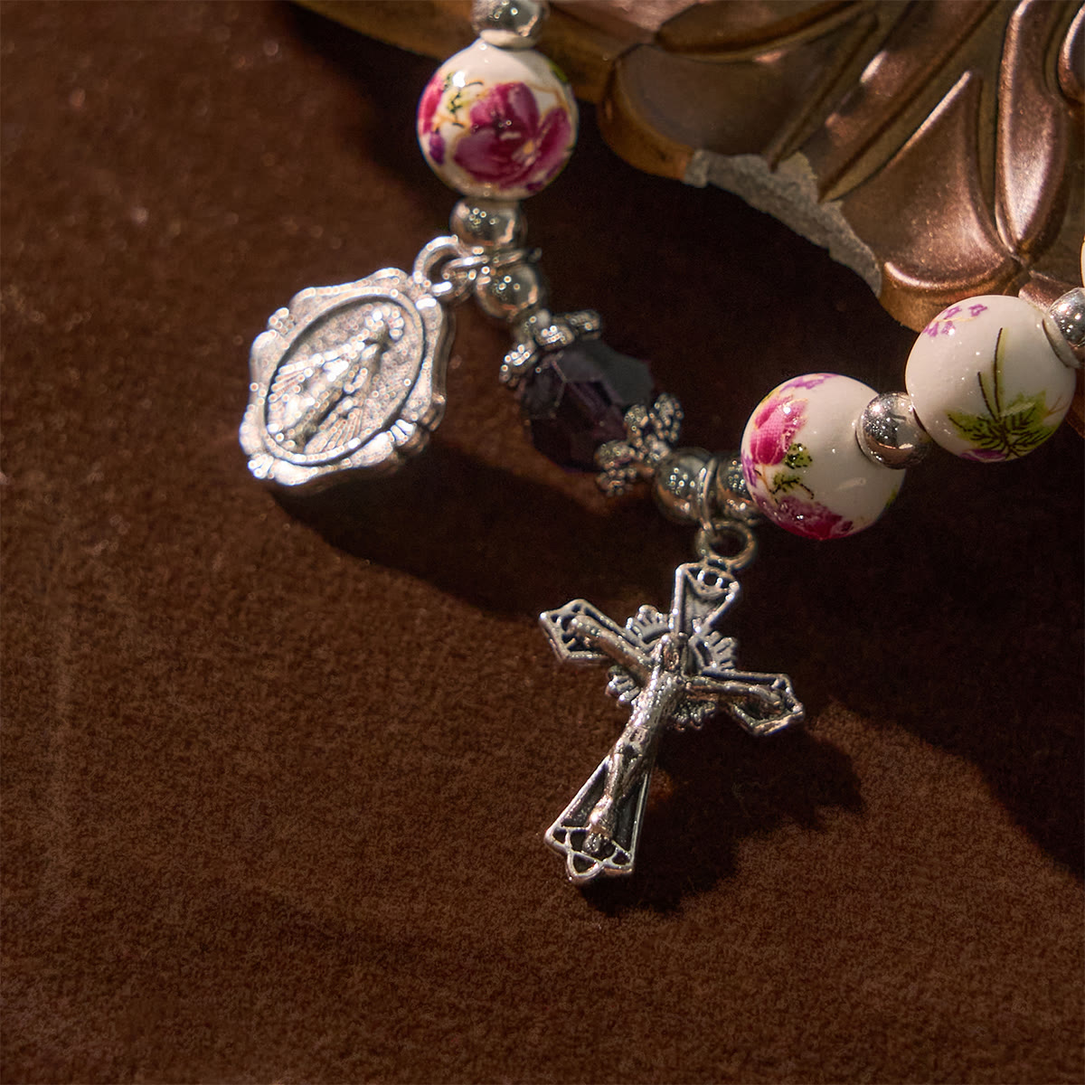Bracelet élastique en céramique à fleurs multicolores avec médaille miraculeuse et crucifix : Élégance discrète de la foi