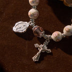 Bracelet élastique en céramique à fleurs multicolores avec médaille miraculeuse et crucifix : Élégance discrète de la foi