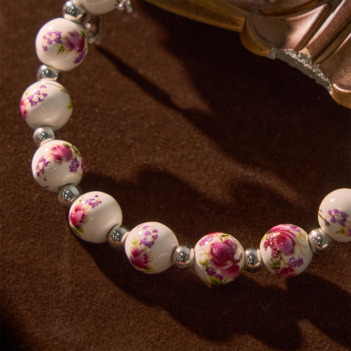 Bracelet élastique en céramique à fleurs multicolores avec médaille miraculeuse et crucifix : Élégance discrète de la foi
