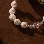 Bracelet élastique en céramique à fleurs multicolores avec médaille miraculeuse et crucifix : Élégance discrète de la foi