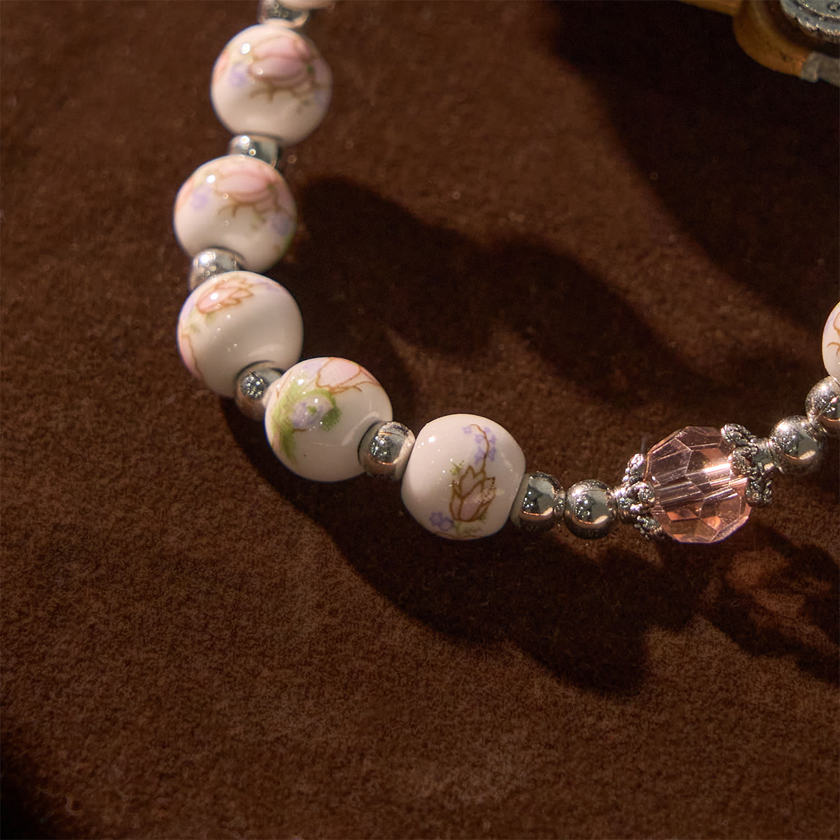 Bracelet élastique en céramique à fleurs multicolores avec médaille miraculeuse et crucifix : Élégance discrète de la foi