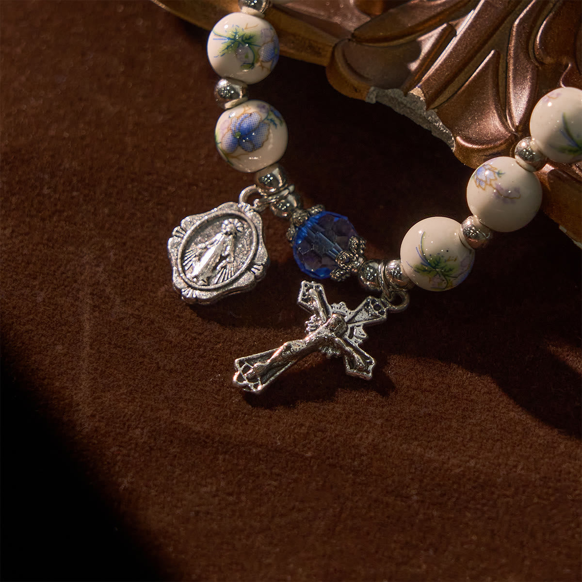 Bracelet élastique en céramique à fleurs multicolores avec médaille miraculeuse et crucifix : Élégance discrète de la foi
