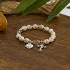 Bracelet élastique en céramique à fleurs multicolores avec médaille miraculeuse et crucifix : Élégance discrète de la foi