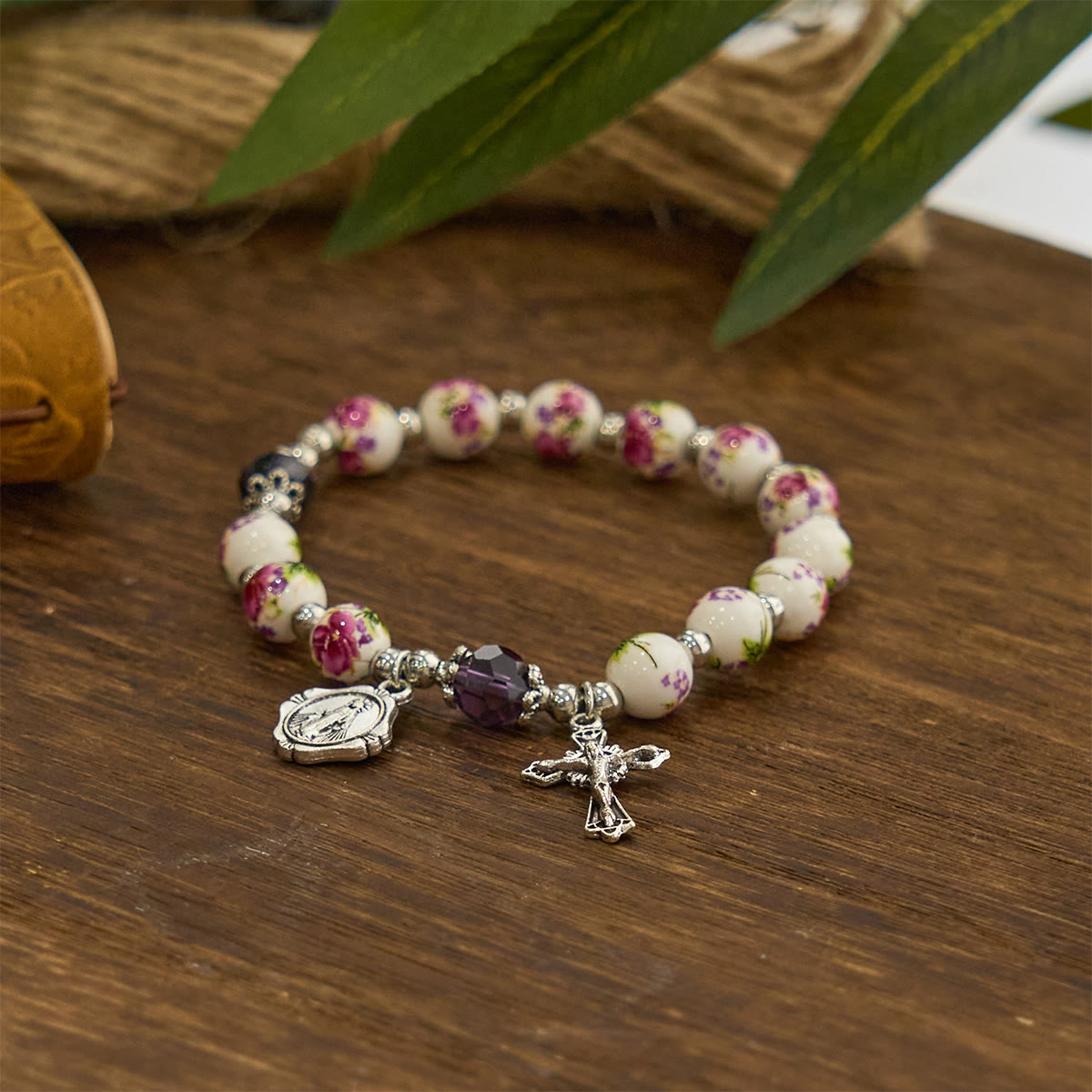 Bracelet élastique en céramique à fleurs multicolores avec médaille miraculeuse et crucifix : Élégance discrète de la foi