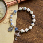Bracelet élastique en céramique à fleurs multicolores avec médaille miraculeuse et crucifix : Élégance discrète de la foi