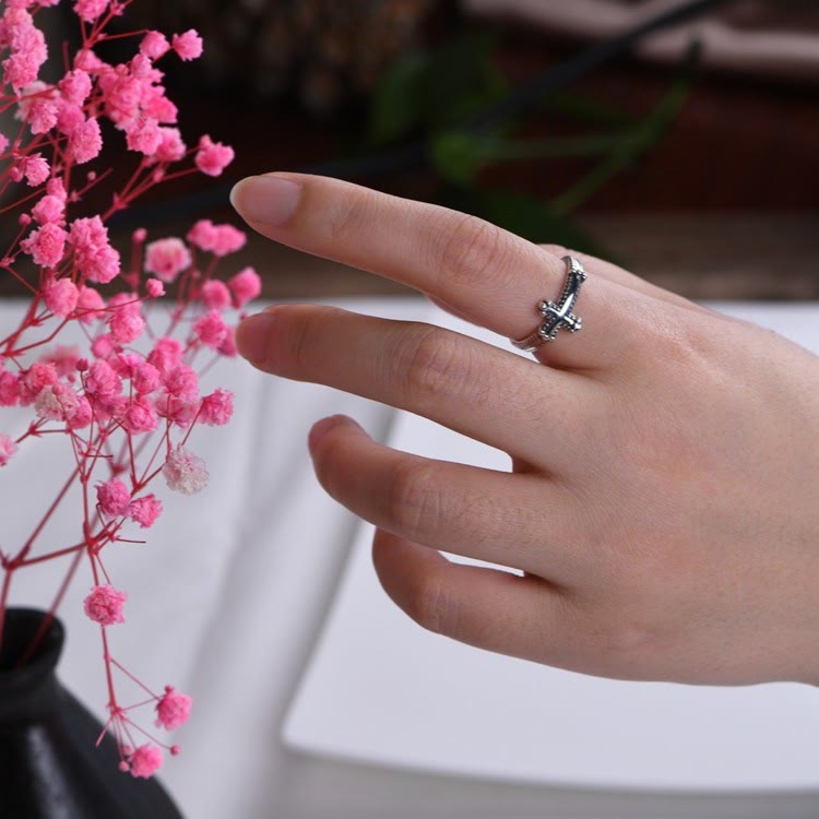 Bague croix minimaliste en argent 925 avec motifs corde ornés : symbole durable de lien spirituel