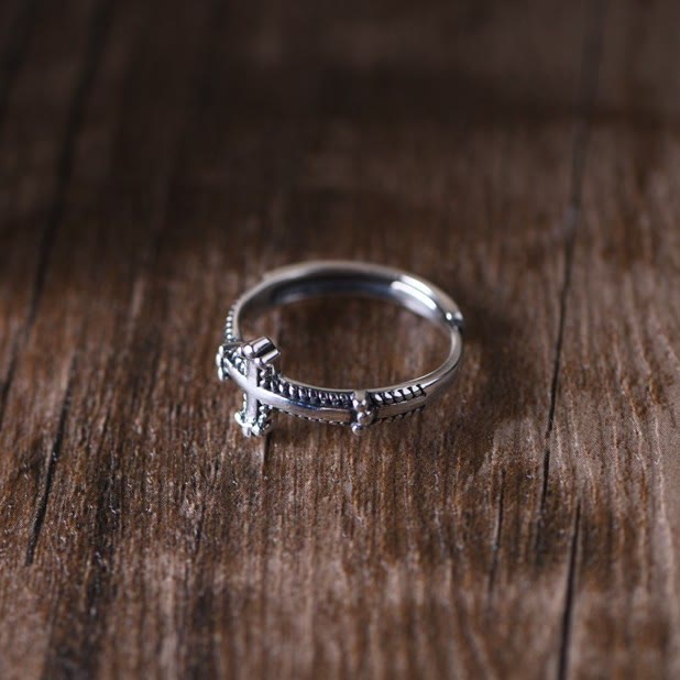 Bague croix minimaliste en argent 925 avec motifs corde ornés : symbole durable de lien spirituel