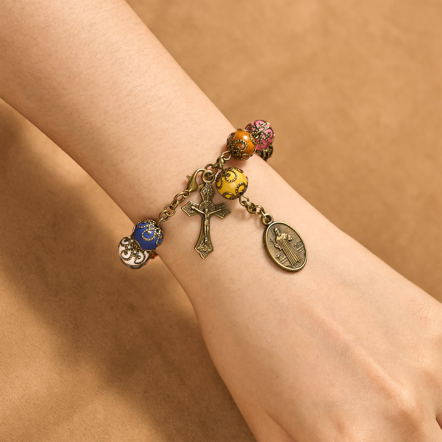 Pulsera de Cuentas Coloridas con Diseño Estilo Vintage y San Benito y Crucifijo de Bronce: Confianza en la Continuidad Divina