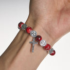 Bracelet perles tricolores avec médaille et crucifix de Saint Benoît en argent : L'art divin de la foi