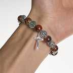 Bracelet perles tricolores avec médaille et crucifix de Saint Benoît en argent : L'art divin de la foi