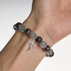 Bracelet perles tricolores avec médaille et crucifix de Saint Benoît en argent : L'art divin de la foi