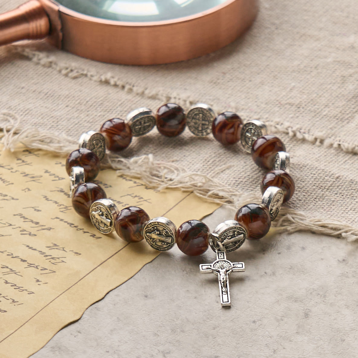 Bracelet perles tricolores avec médaille et crucifix de Saint Benoît en argent : L'art divin de la foi