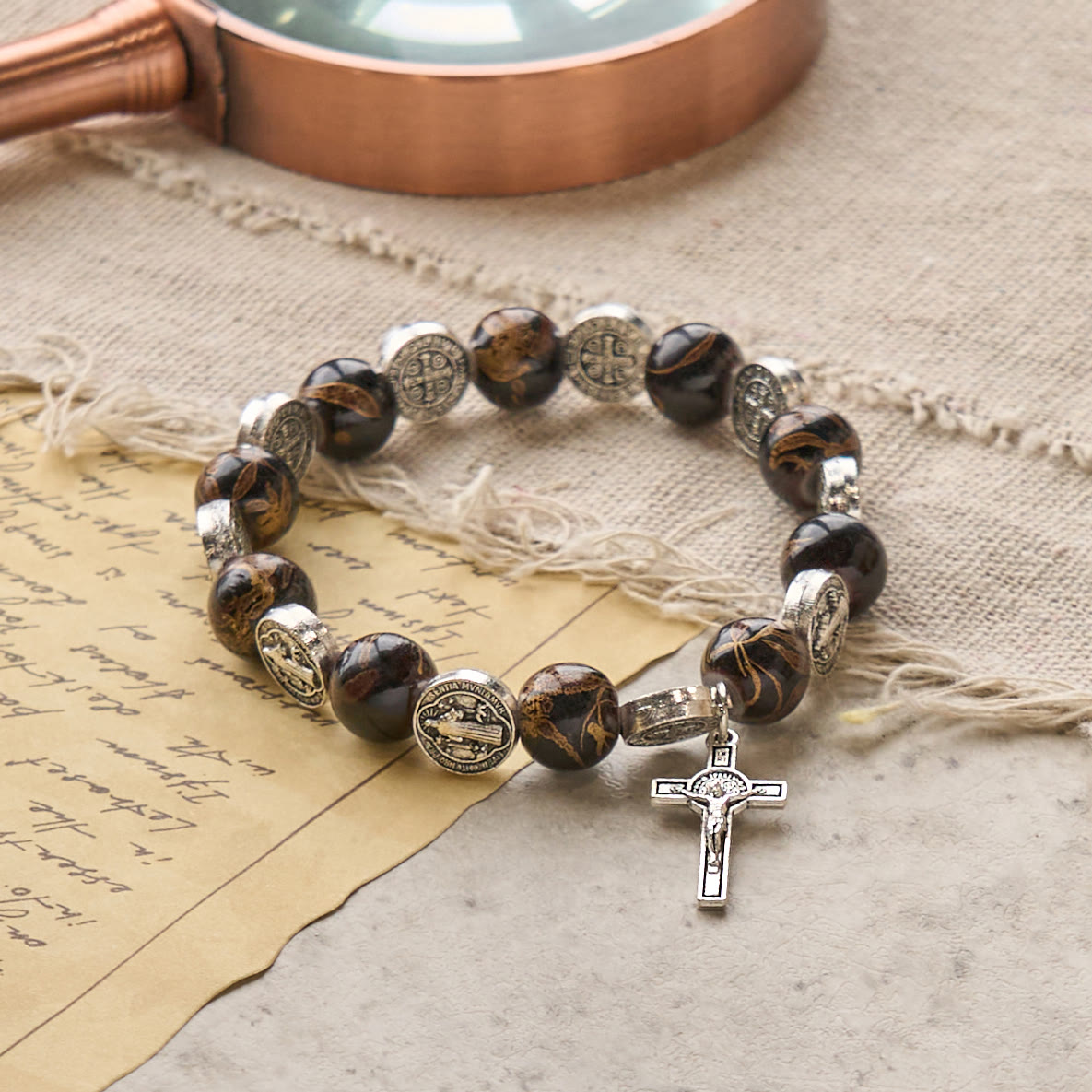 Bracelet perles tricolores avec médaille et crucifix de Saint Benoît en argent : L'art divin de la foi