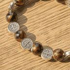 Bracelet perles tricolores avec médaille et crucifix de Saint Benoît en argent : L'art divin de la foi