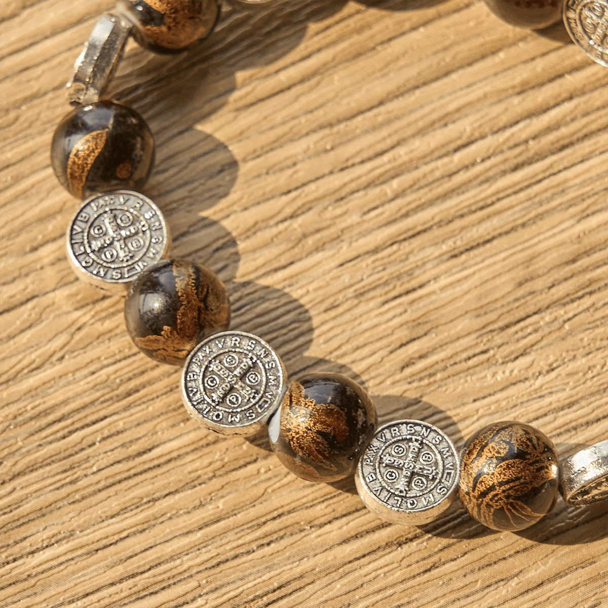 Bracelet perles tricolores avec médaille et crucifix de Saint Benoît en argent : L'art divin de la foi