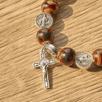 Bracelet perles tricolores avec médaille et crucifix de Saint Benoît en argent : L'art divin de la foi