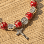 Bracelet perles tricolores avec médaille et crucifix de Saint Benoît en argent : L'art divin de la foi