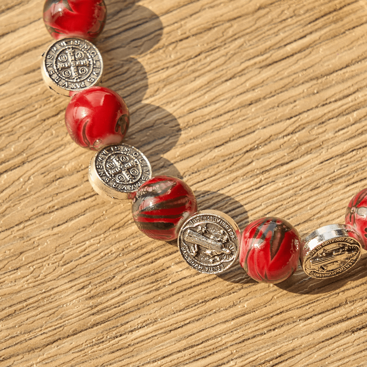 Bracelet perles tricolores avec médaille et crucifix de Saint Benoît en argent : L'art divin de la foi