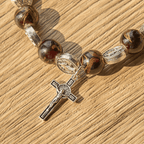 Bracelet perles tricolores avec médaille et crucifix de Saint Benoît en argent : L'art divin de la foi
