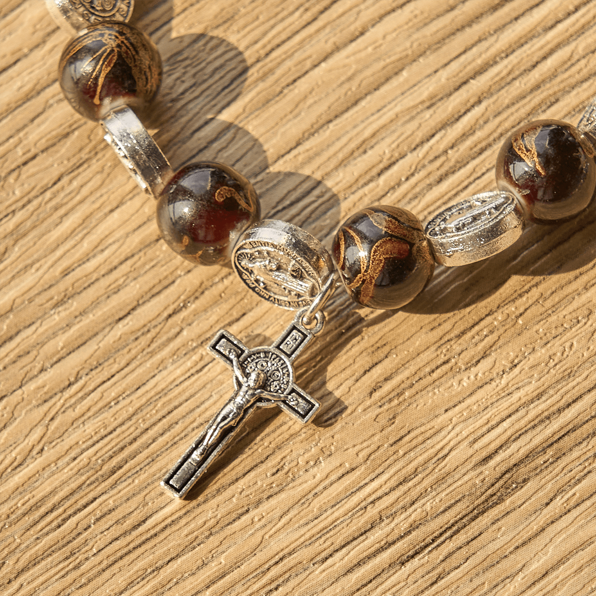 Bracelet perles tricolores avec médaille et crucifix de Saint Benoît en argent : L'art divin de la foi