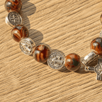 Bracelet perles tricolores avec médaille et crucifix de Saint Benoît en argent : L'art divin de la foi