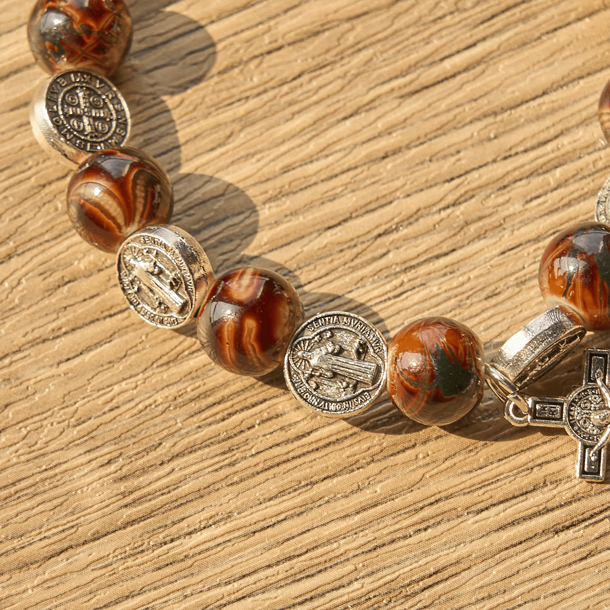 Bracelet perles tricolores avec médaille et crucifix de Saint Benoît en argent : L'art divin de la foi