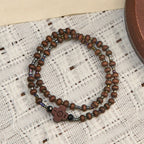 Pulsera clásica de cuentas de madera con cruz: Emblema atemporal de fe discreta