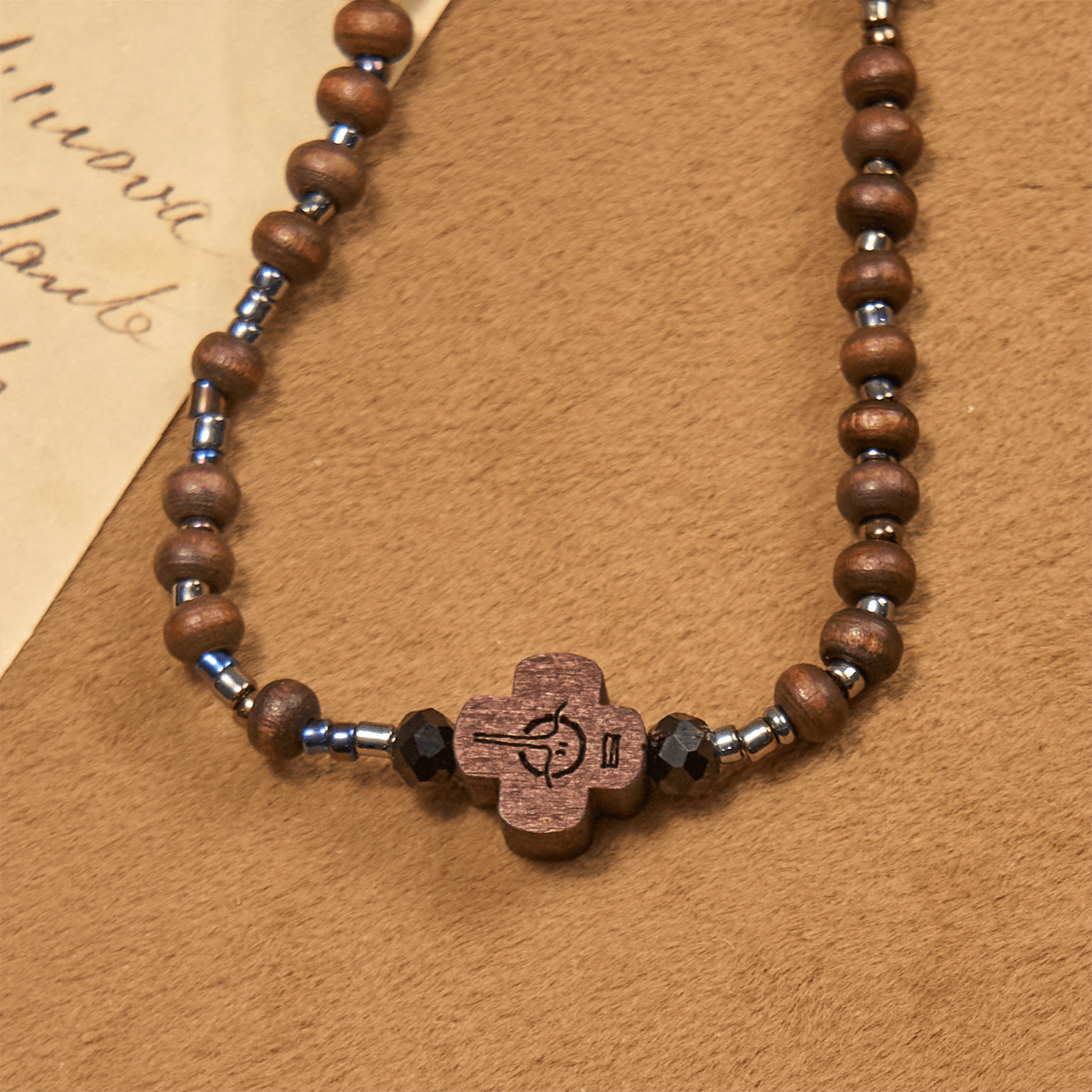 Pulsera clásica de cuentas de madera con cruz: Emblema atemporal de fe discreta