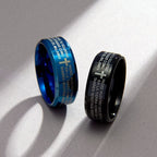 Anillo Minimalista de 8mm con Versículo Sagrado y Diseño de Cruz Tricolor: Lleva Tu Fe Contigo