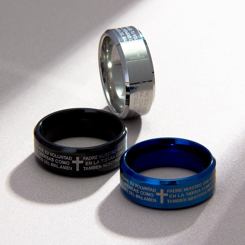 Anillo Minimalista de 8mm con Versículo Sagrado y Diseño de Cruz Tricolor: Lleva Tu Fe Contigo