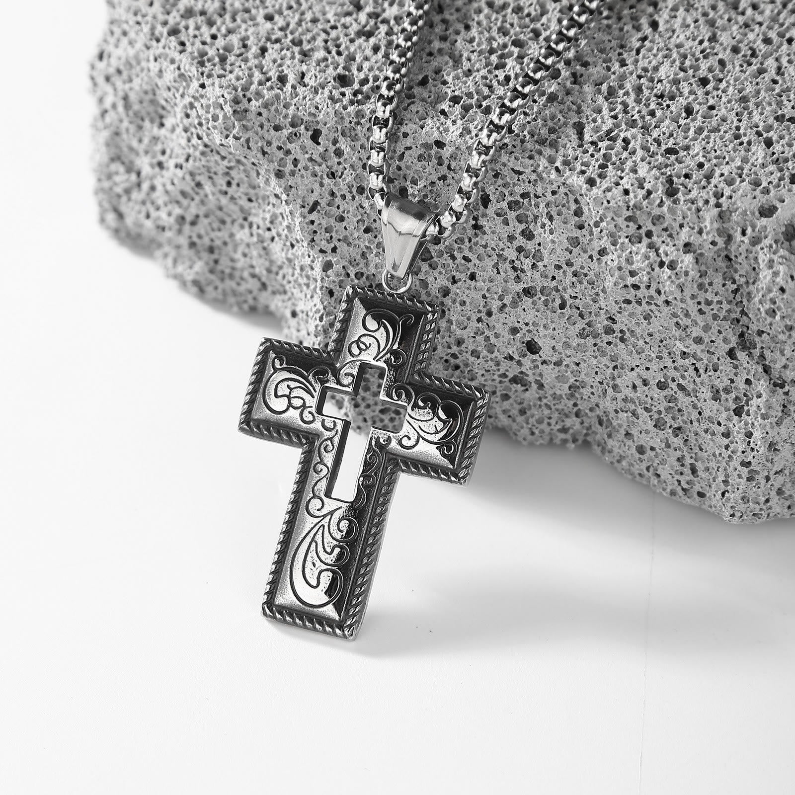 Collar vintage antiguo de cruz con centro hueco y diseño floral en espiral