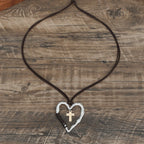 Collier Bohème Cœur Texturé avec Pendentif Croix et Cordon en Cuir