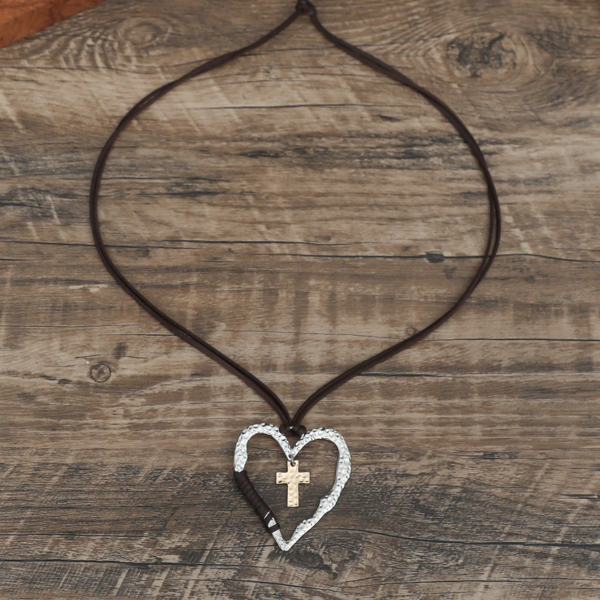Collier Bohème Cœur Texturé avec Pendentif Croix et Cordon en Cuir