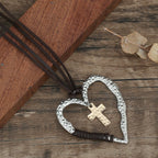 Collier Bohème Cœur Texturé avec Pendentif Croix et Cordon en Cuir