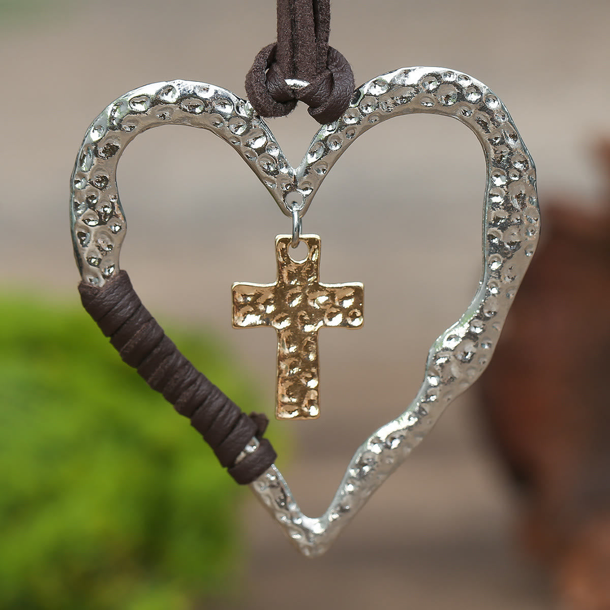 Collier Bohème Cœur Texturé avec Pendentif Croix et Cordon en Cuir