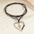 Collier Bohème Cœur Texturé avec Pendentif Croix et Cordon en Cuir