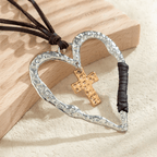 Collier Bohème Cœur Texturé avec Pendentif Croix et Cordon en Cuir