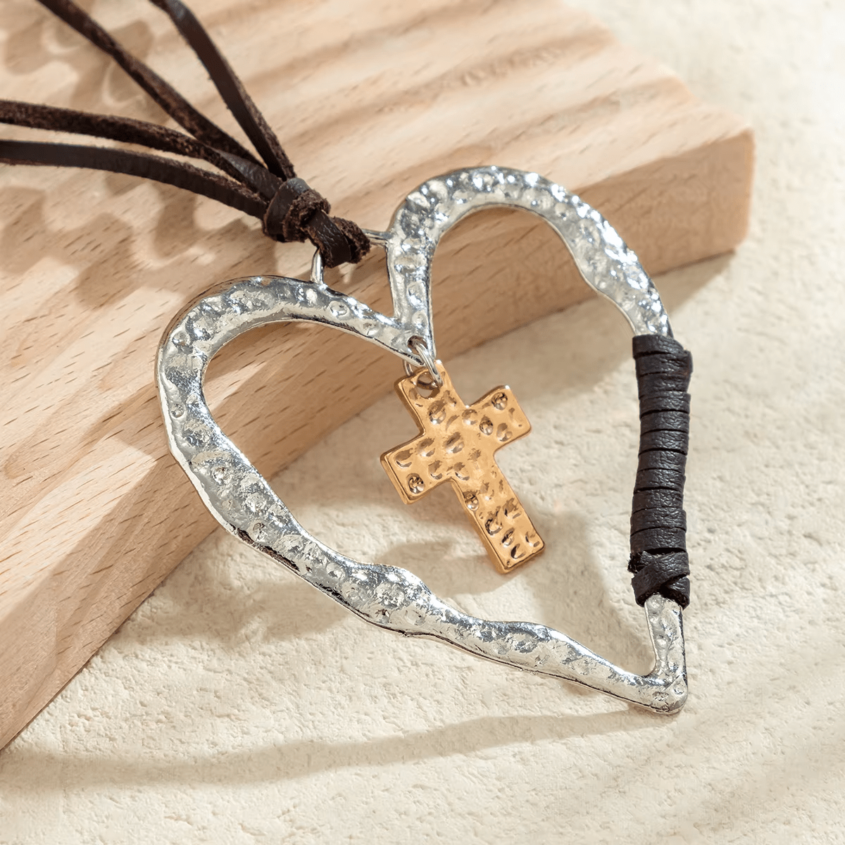 Collier Bohème Cœur Texturé avec Pendentif Croix et Cordon en Cuir
