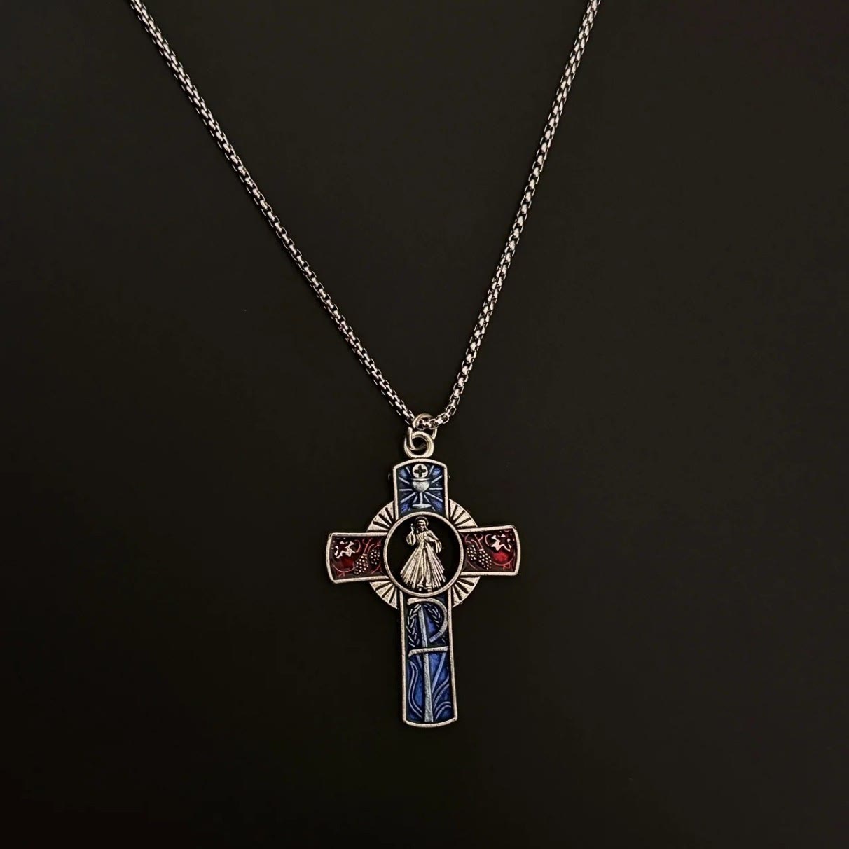 Clásico Retrato de la Divina Misericordia en Collar con Cruz Roja y Azul Vivos