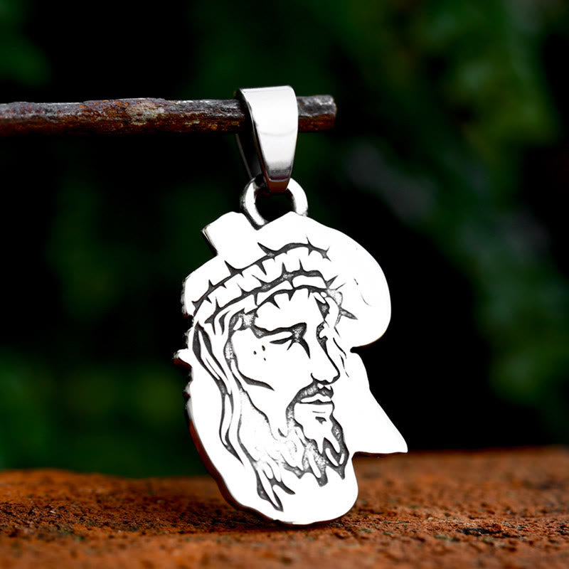 Collier pendentif Croix de Jésus classique avec couronne d'épines : l'âme rencontre la bénédiction